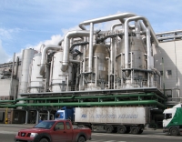 Tout au long de la campagne sucrière, des camions chargés de betteraves à sucre convergent vers l'usine de production de Suiker Unie.