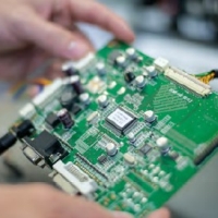 Les composants électroniques fragiles sont protégés par des boîtiers robustes